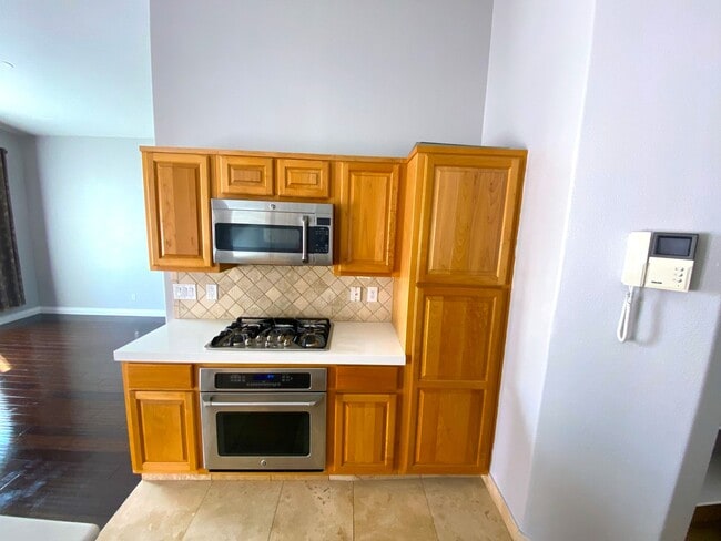 Building Photo - Charming 2 bedroom 2 bath townhome in Sout...