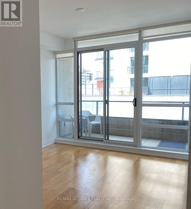 Photo du bâtiment - 500 St Clair Ave W