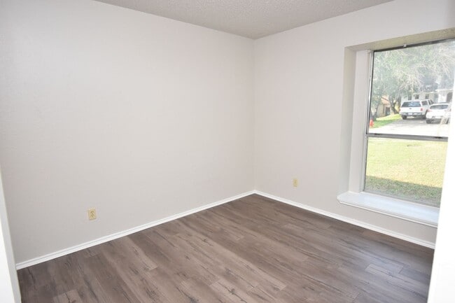 Building Photo - 3-2-1 Duplex Pflugerville