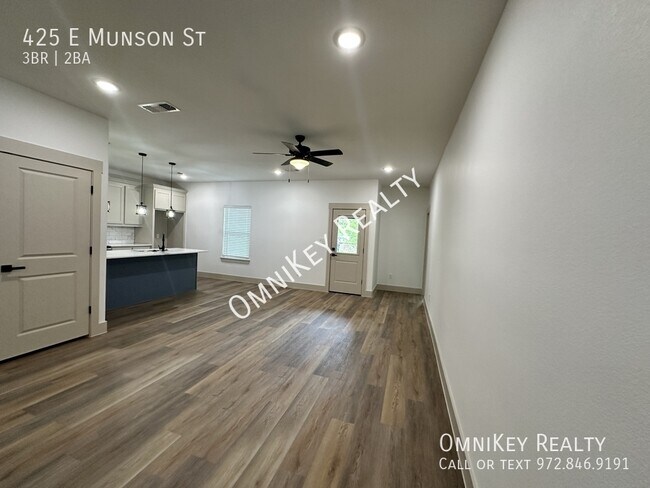 Building Photo - 425 Munson St