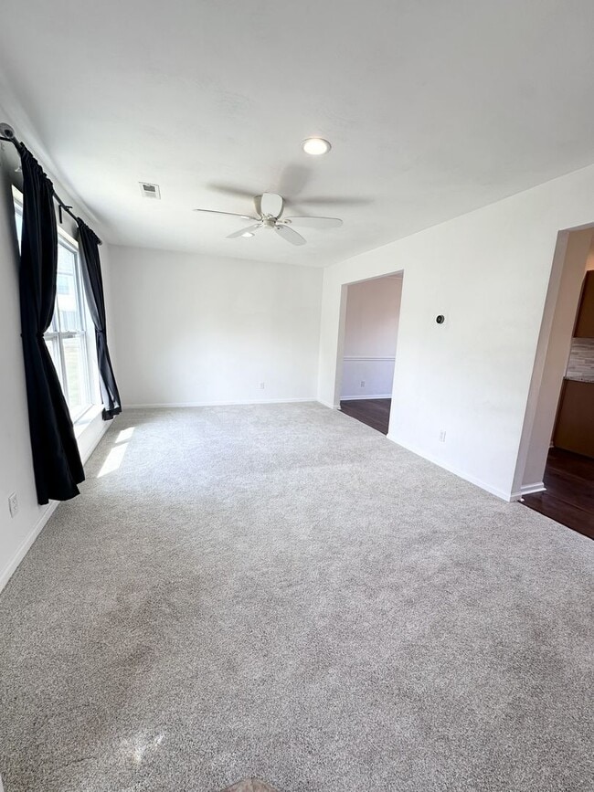 Building Photo - Charming Updated Home in Prime Chesapeake Location – Spacious Layout & Modern Touches!