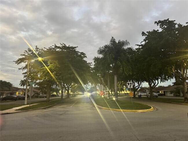 Foto del edificio - 5482 Lakewood Cir S