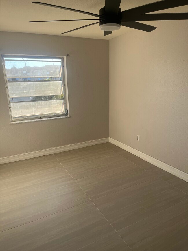 Building Photo - 4112 Inverrary Dr