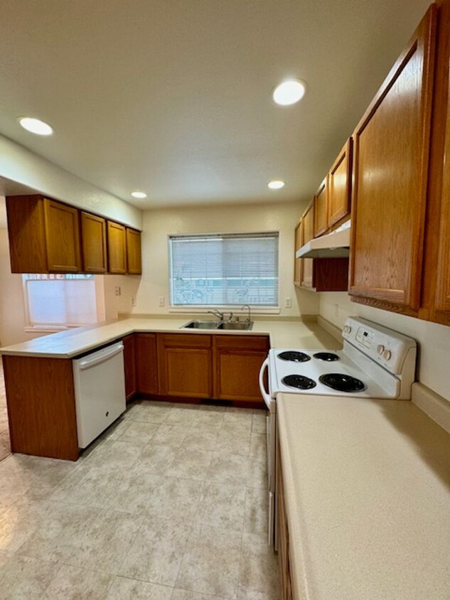 Foto principal - 3 Bedroom 1.5 Centrally Located Condo