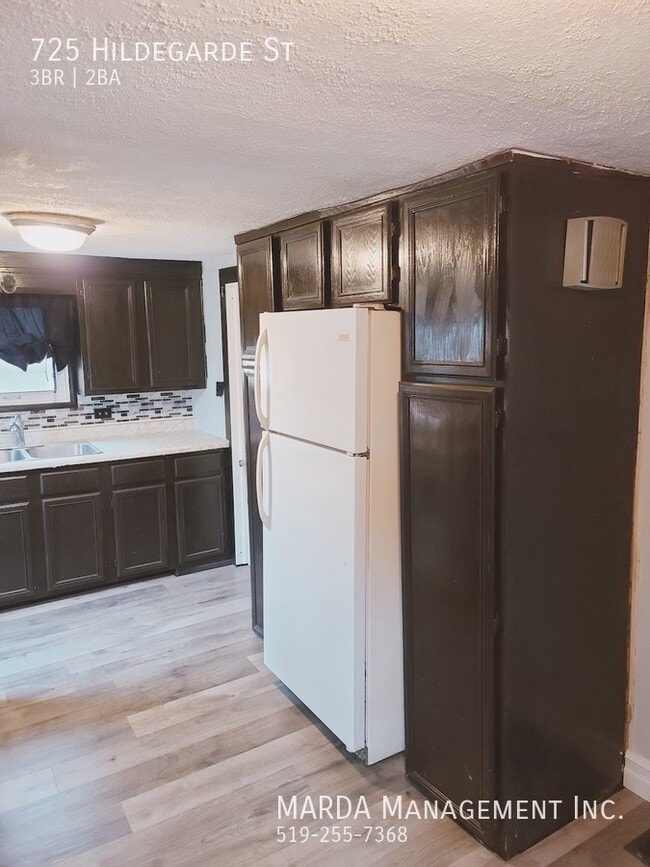 Building Photo - SPACIOUS SUN LIT 3 BED/1.5 CHARMING HOME! ...