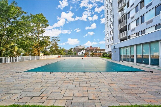 Foto del edificio - 1 Strawberry Hill Ave