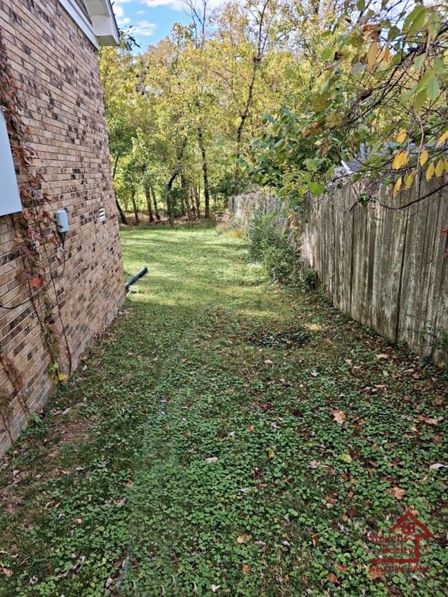 Building Photo - 445 Rockwood Dr