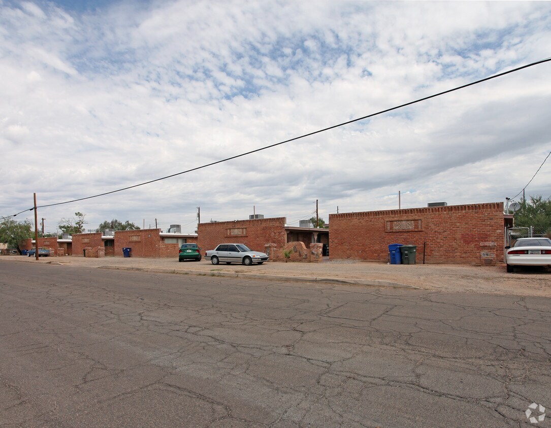 Primary Photo - Delano 12Plex