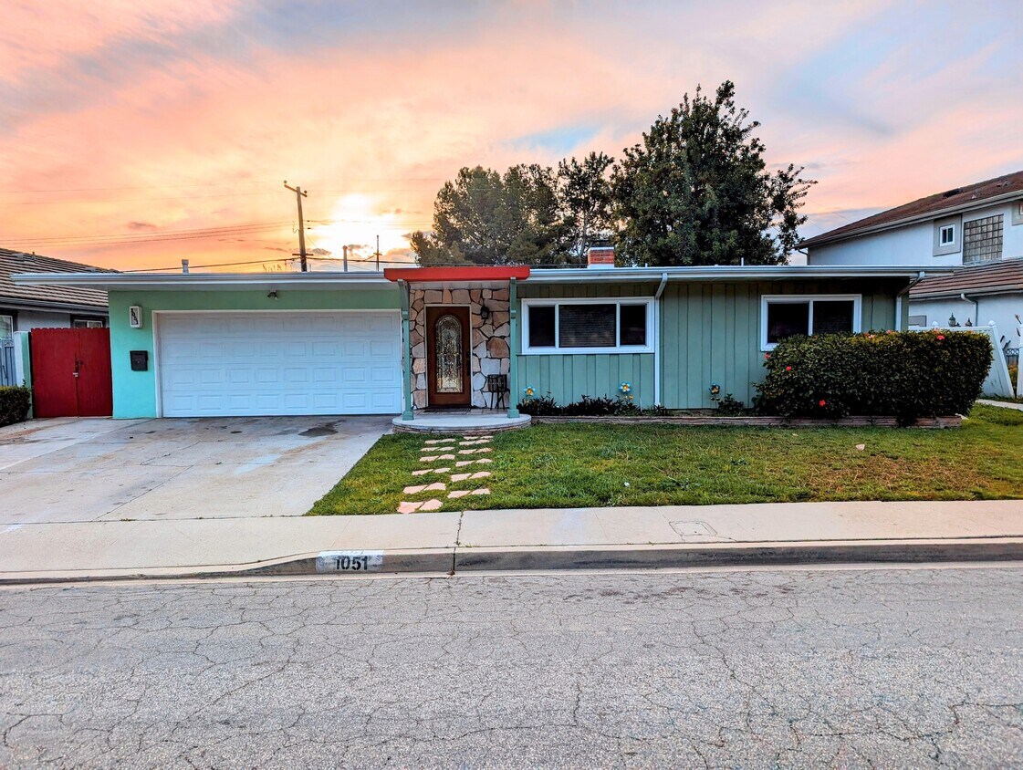 Primary Photo - 1051 Divina Vista St