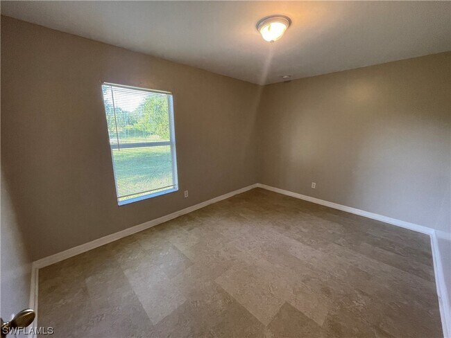 Foto del edificio - 5040 Jones Dr