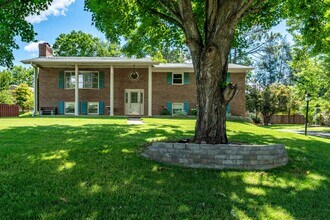 Building Photo - 1003 Somerset Dr