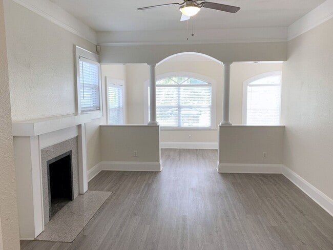 Building Photo - Charming 2-Bedroom Apartment in Prime SOHO...