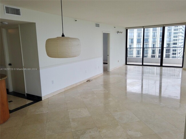 Foto del edificio - 555 NE 15th St