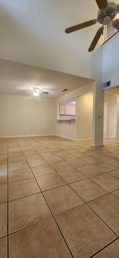 Building Photo - Charming 3 Bedroom, 2 Bathroom End-Unit Townhome in Cypress Pointe