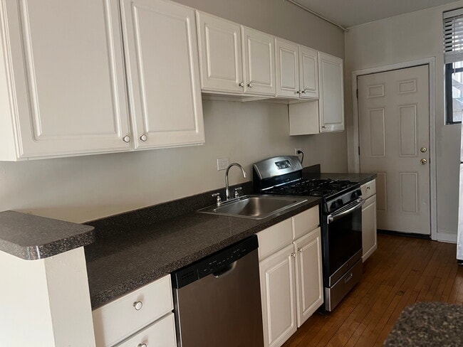 Building Photo - 727 W Roscoe St