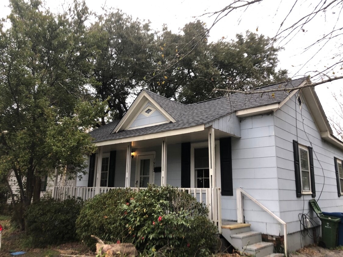 Cozy Cottage - 1933 Moss St