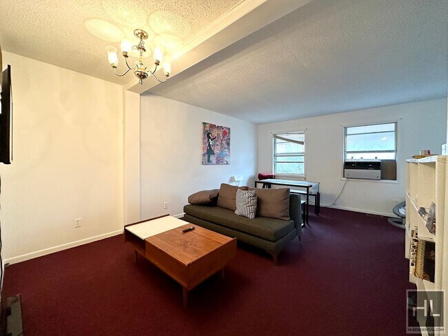 Foto del edificio - 2-Bed/1-Bath on Top floor of Duplex in Bed...