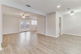 Building Photo - 822 N Throckmorton St Building Photo - 822 N Throckmorton St