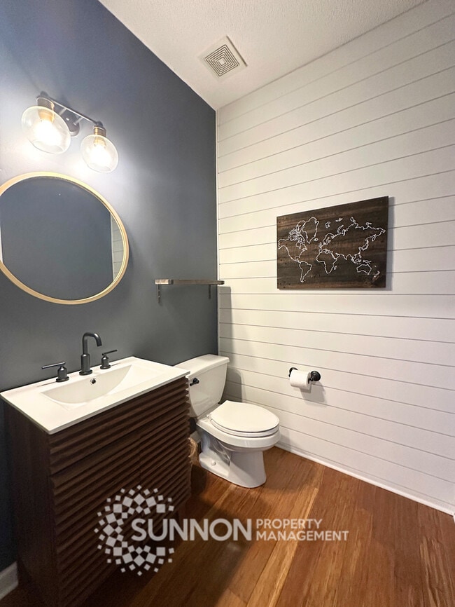 Foto del edificio - Spacious 3 bed, 2.5 bath with large bonus