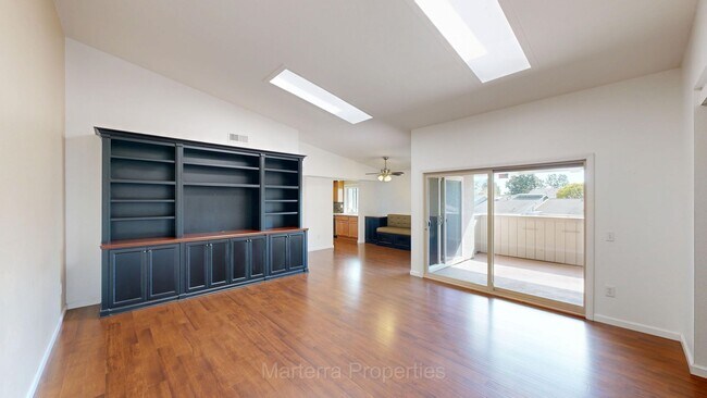 Foto del edificio - Beautiful Second-Floor Condo in the Desirable 55+ Huntington Landmark Community