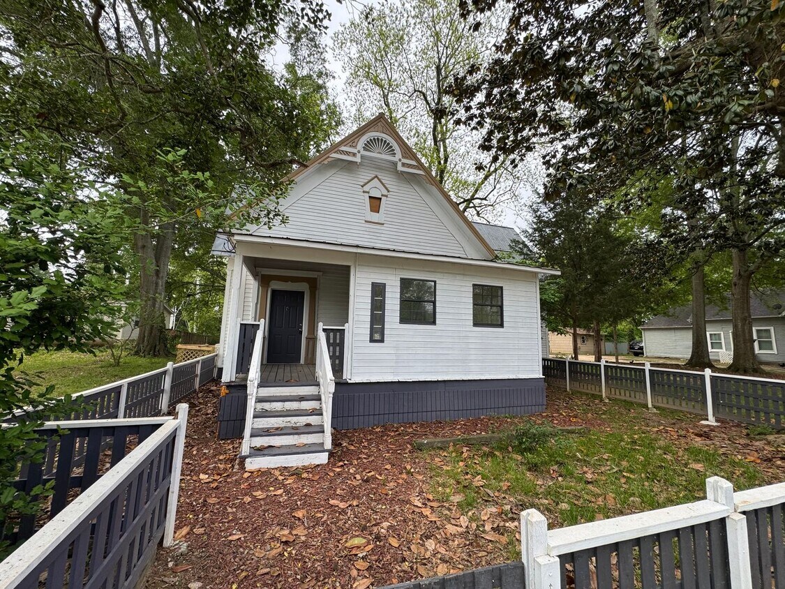 Foto principal - Spacious 3 Bedroom 2.5 Bath Home Fully Ren...