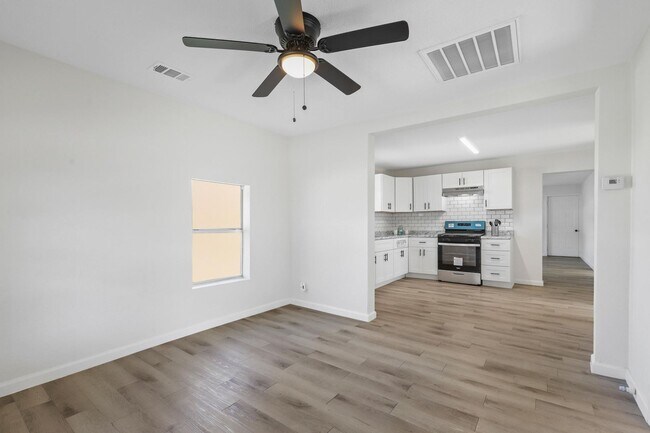 Foto del edificio - BEAUTIFUL- UPDATED 3 bedroom 1 Bath in Cleburne!