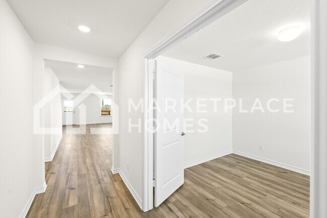 Building Photo - 4013 Woodside Dr