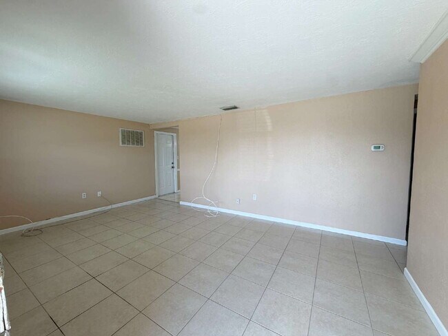 Foto del edificio - "Charming 2-Bed, 1 -bath in Holiday, FL - Cozy 864 Sq Ft Gem!"
