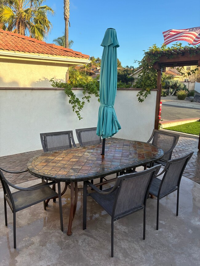 Building Photo - 742 Poinsettia Park S