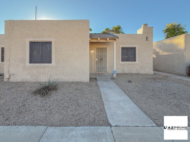 Foto del edificio - Discover your Ideal Home in this Charming 2/2 Phoenix Townhouse!