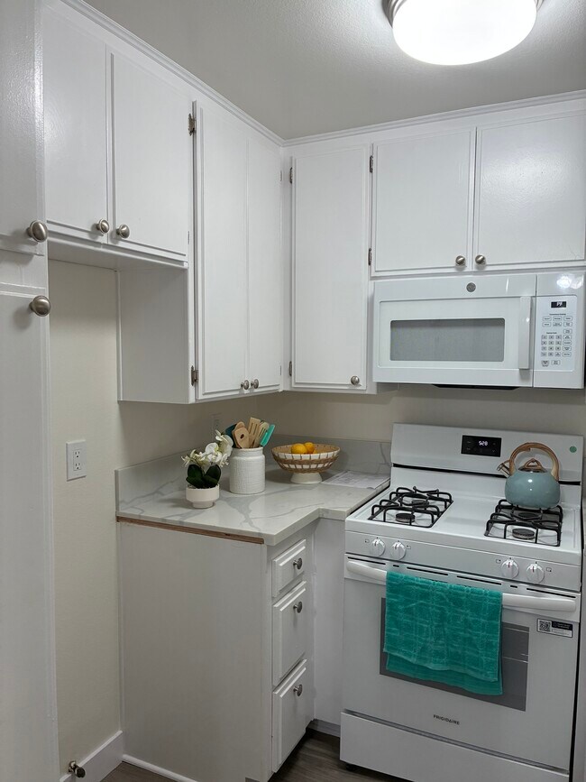 cocina totalmente remodelada - 825 S. Hobart Blvd.