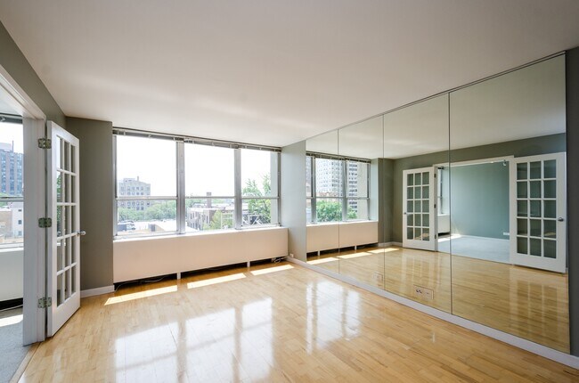 Foto del edificio - 655 W Irving Park Rd