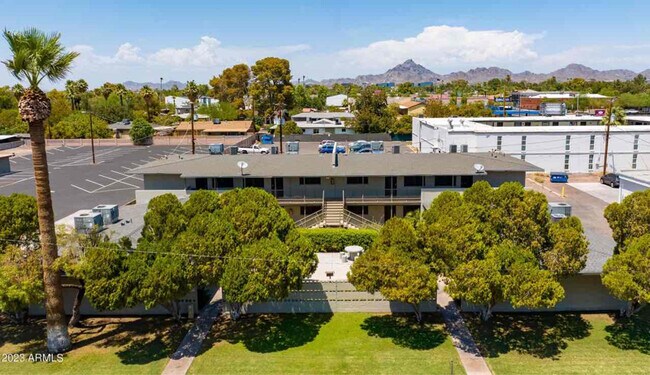 Foto del edificio - 2326 E Pinchot Ave