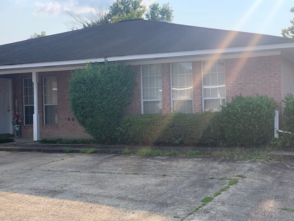 Primary Photo - 830 N Jackson St