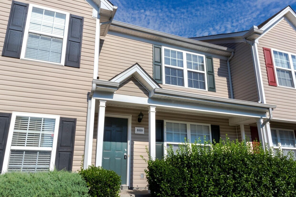 Foto principal - 8009 Logan Dr