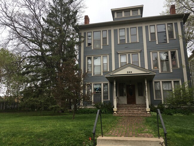 Foto del edificio - 599 Laurel Ave