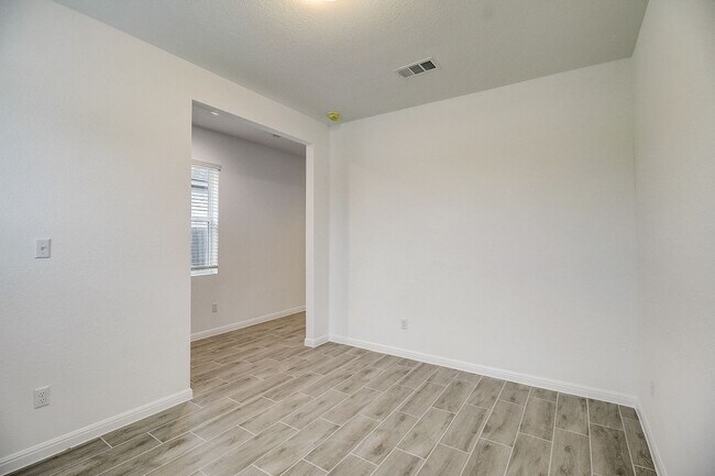 Foto del edificio - 117 Lacey Oak Lp