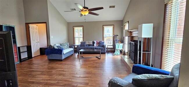 Foto del edificio - 738 Summer Ln
