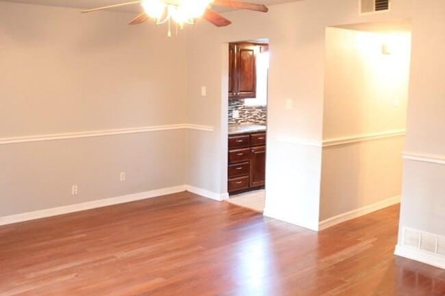 Building Photo - 2 Bedroom, 2.5 Bath, Water Included in Rent!