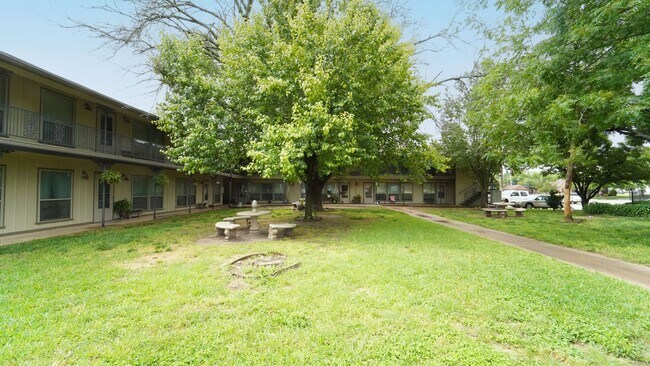 Foto del edificio - FOR LEASE! Nice 1 Bedroom - 1 Bath - At the Town House Apartments in Weatherford!