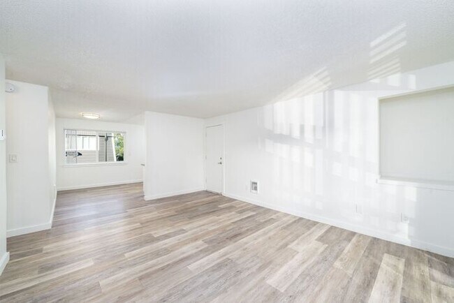 Foto del edificio - FIRST MONTHS RENT FREE! 2 bedroom 1 bath!!