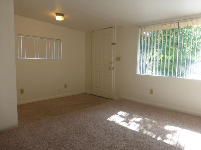 Building Photo - 906 S Farmer Ave