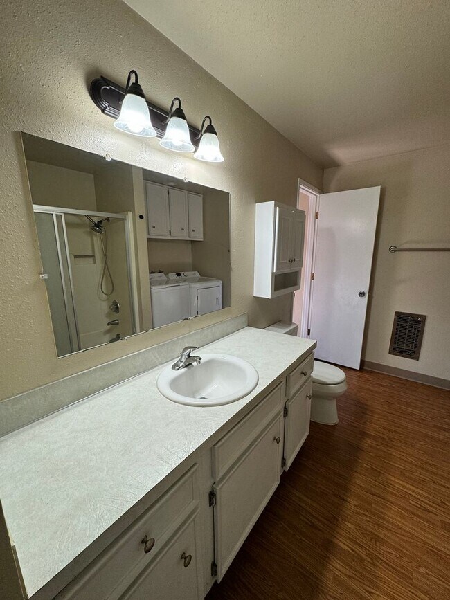 Foto del edificio - 2bdrm, 1 bath duplex with attached garage - Water/sewer and garbage included in monthly rent
