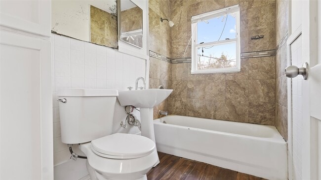 Building Photo - 410 Clinton Park St