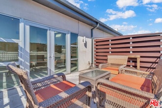 Building Photo - 940 E 2nd St