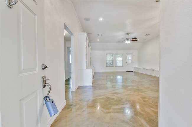 Building Photo - 515 Valley Dr