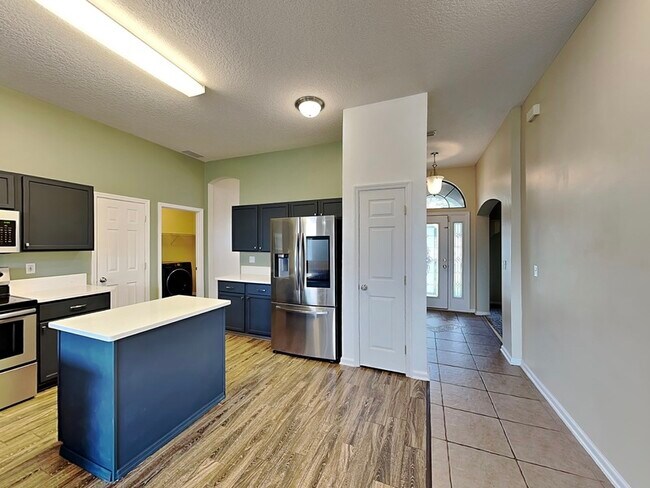 Building Photo - 664 Lady Lake Rd W