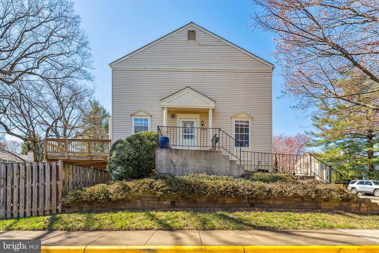Primary Photo - 9027 White Rose Ln