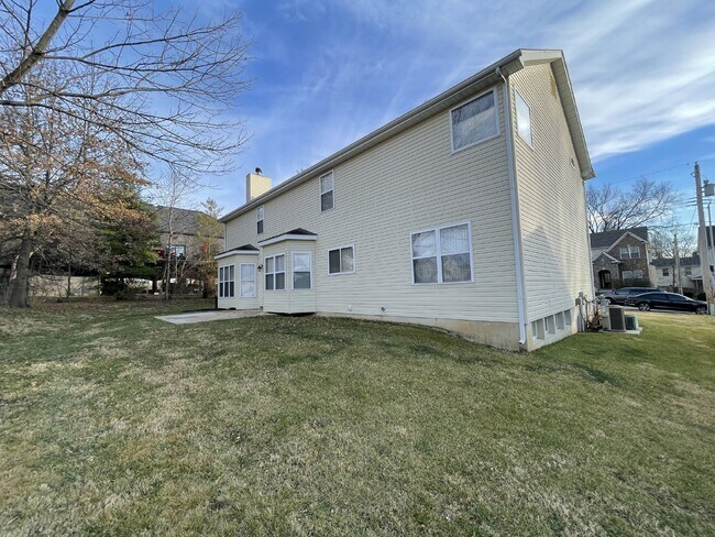 Building Photo - Elegant 4-Bedroom Home for Lease in Ladue ...