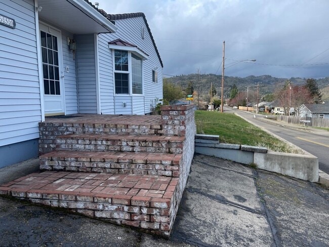 Building Photo - Large 3 bed 2 bath house